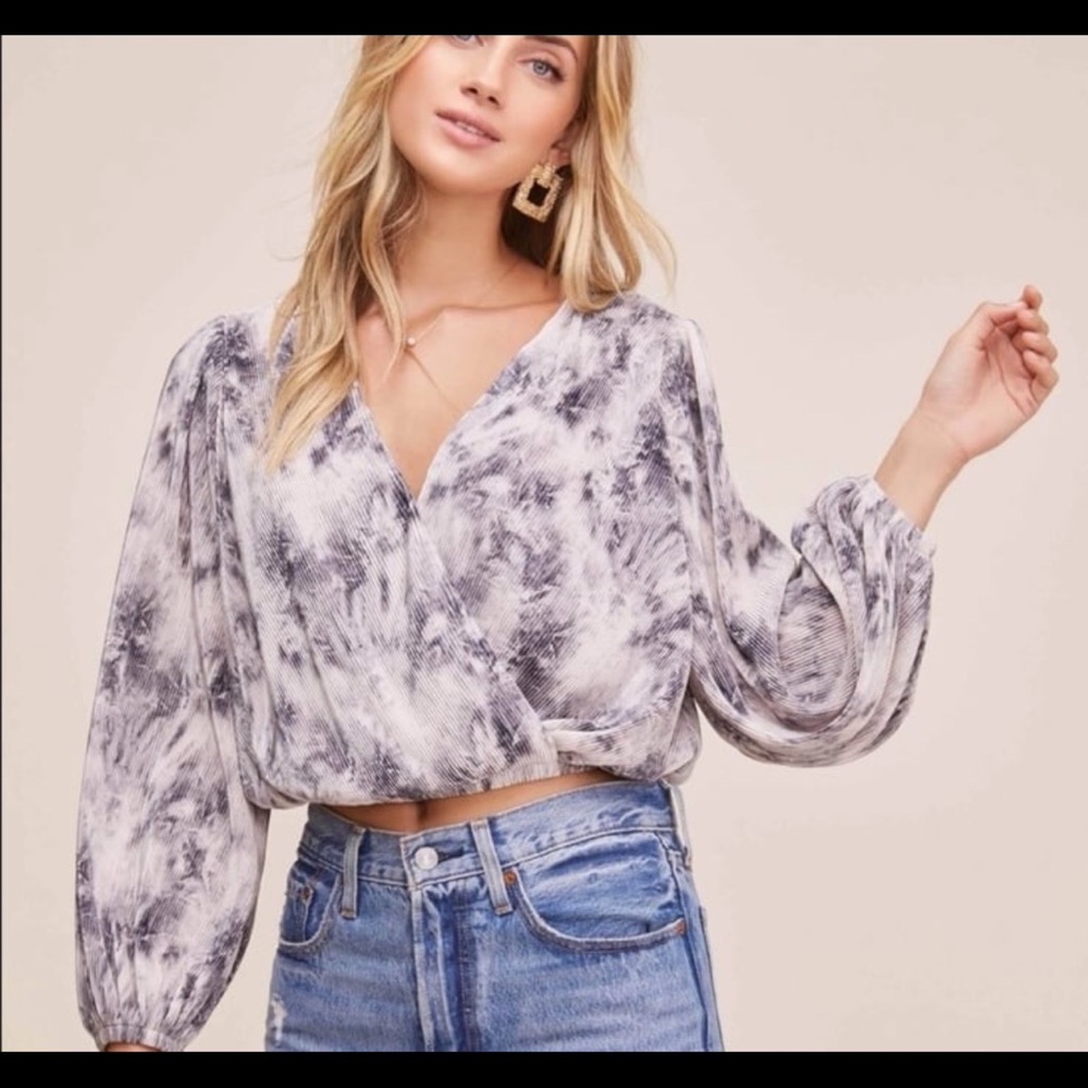 Astr the label cropped printed top M